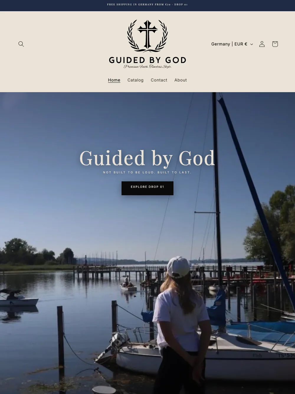 Startseite von guidedbygod.shop mit Logo, Menü und drei Produkten, zwei T-Shirts und eine Kappe