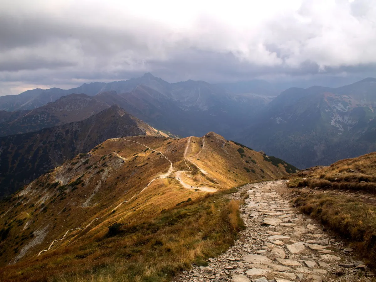 Steiniger Bergweg über einen Grat