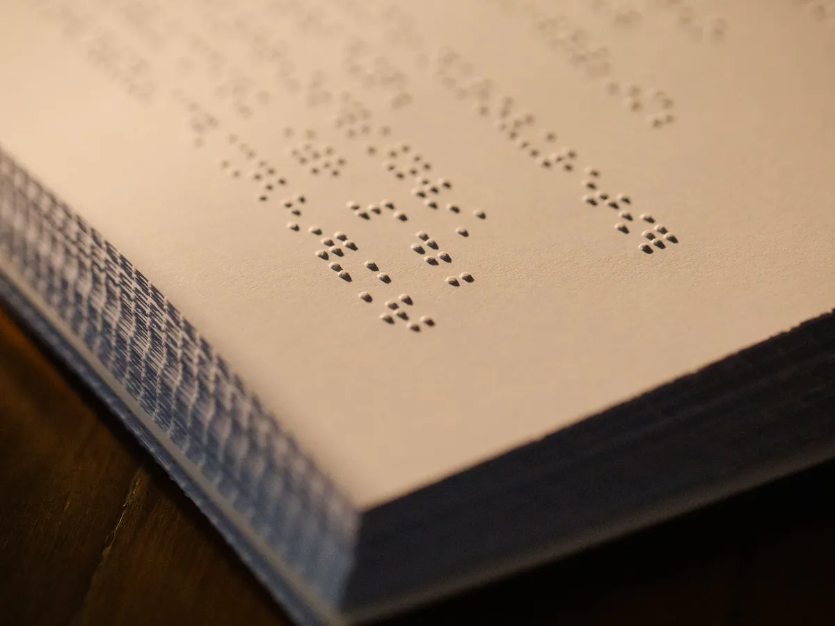 Aufgeschlagenes Buch in Blindenschrift