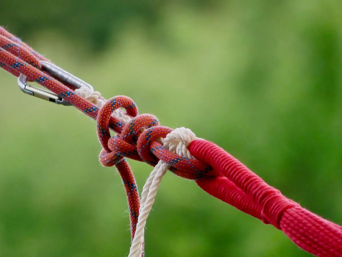 Kletterseil mit Knoten und Karabiner