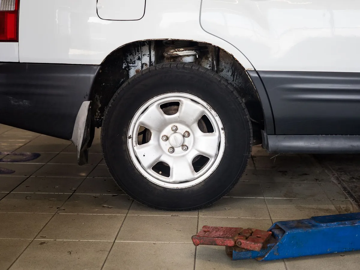 Auto auf der Hebebühne in einer Werkstatt