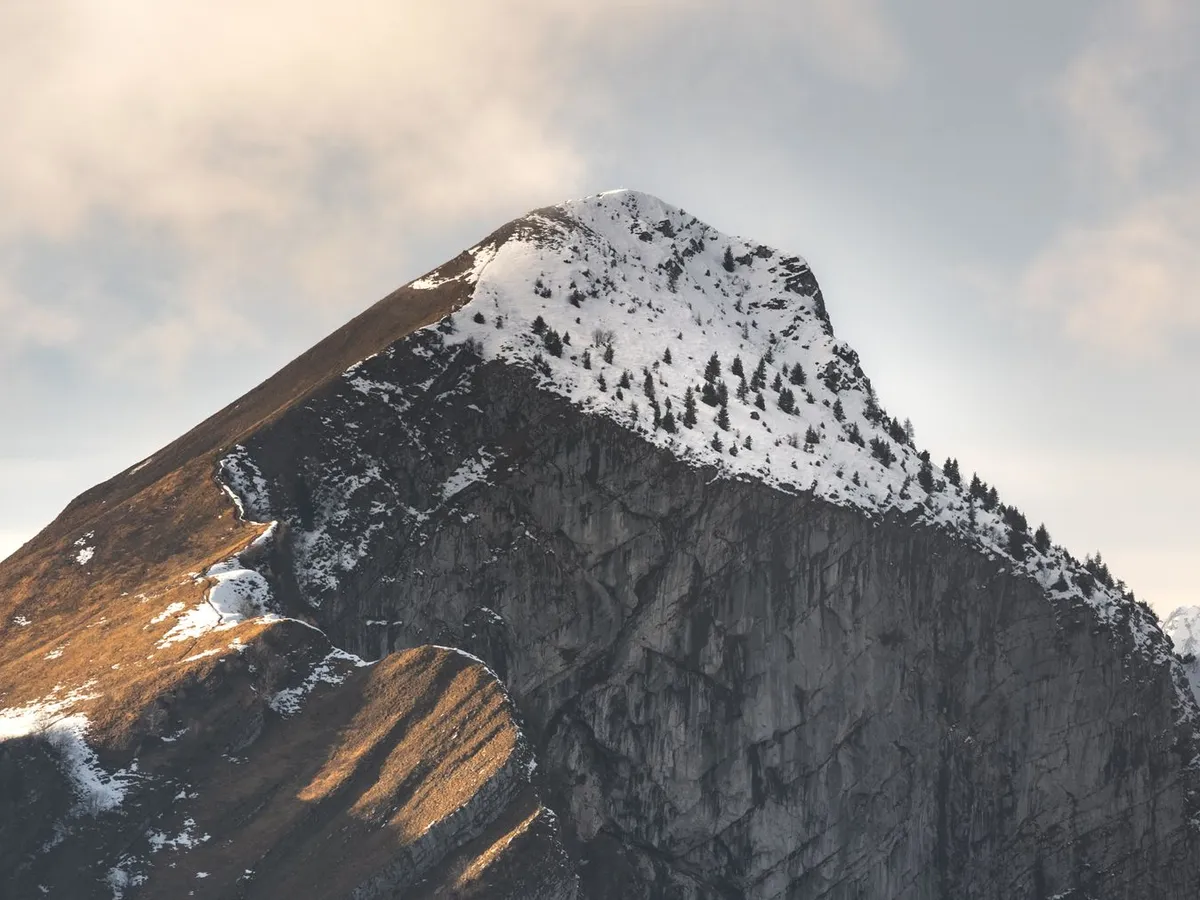 Verschneiter Berggipfel im Morgenlicht