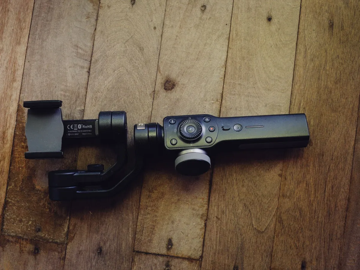 Kamera-Stabilisator für das Handy auf einem Holzboden