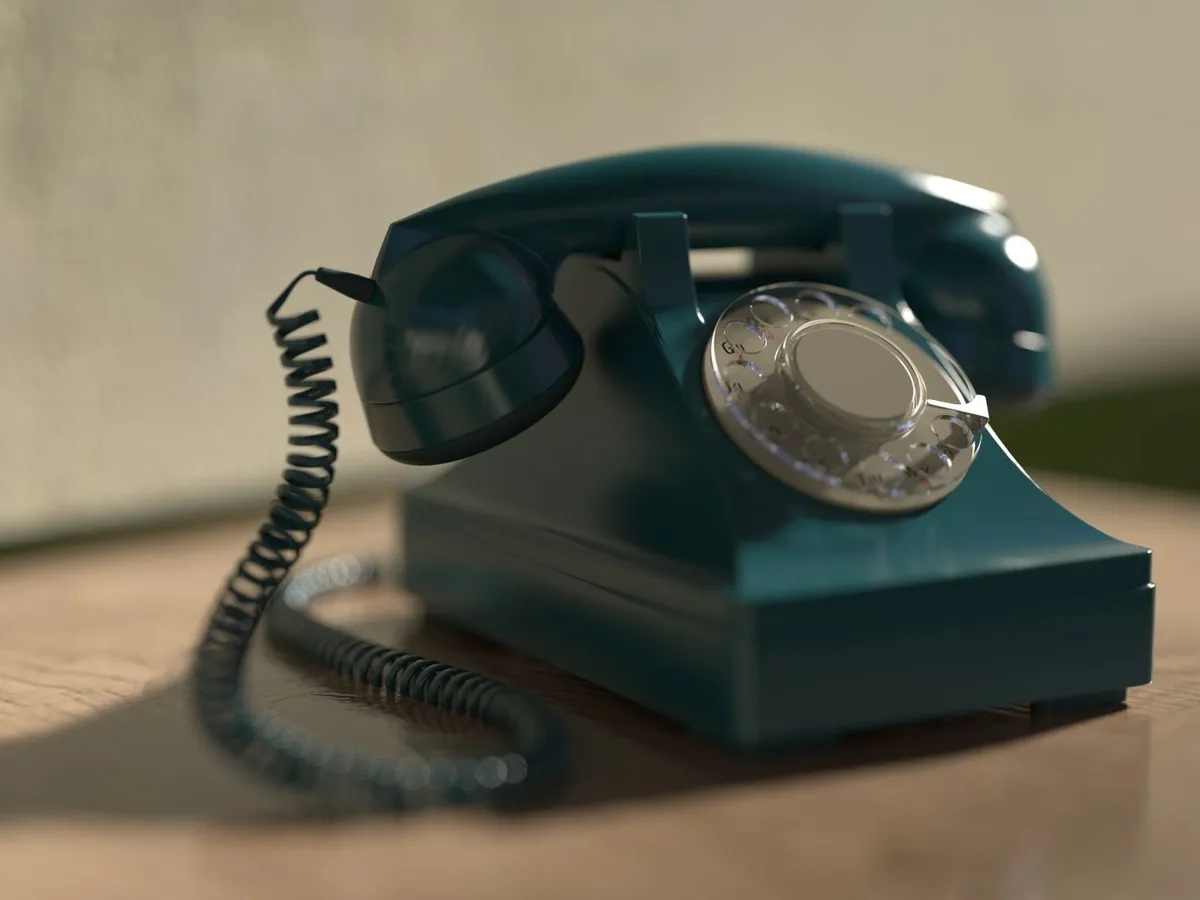 Altes Wählscheibentelefon auf einem Tisch