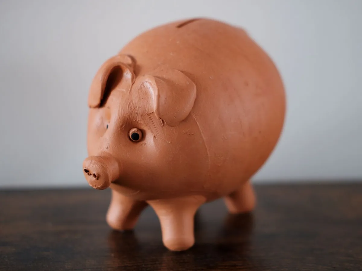 Sparschwein aus Ton auf einem Holztisch