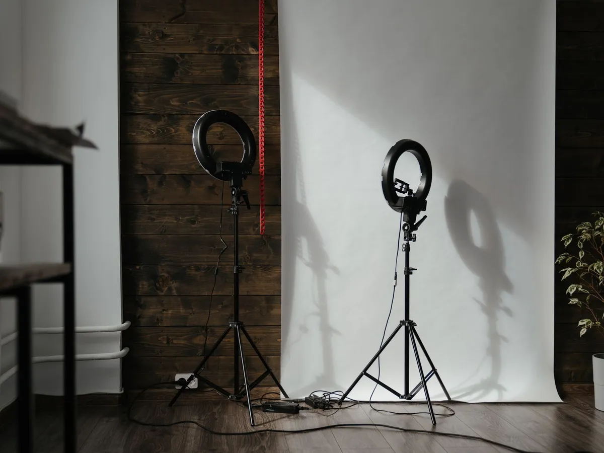 Zwei Ringleuchten vor einem weißen Fotohintergrund
