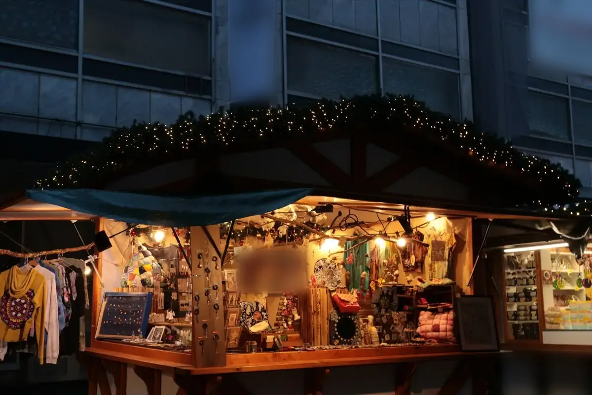 Beleuchteter Marktstand mit handgemachten Waren