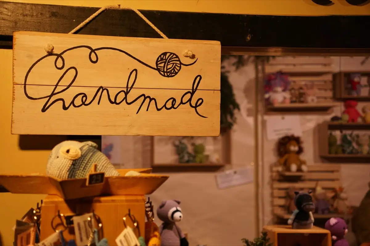 Holzschild mit der Aufschrift handmade