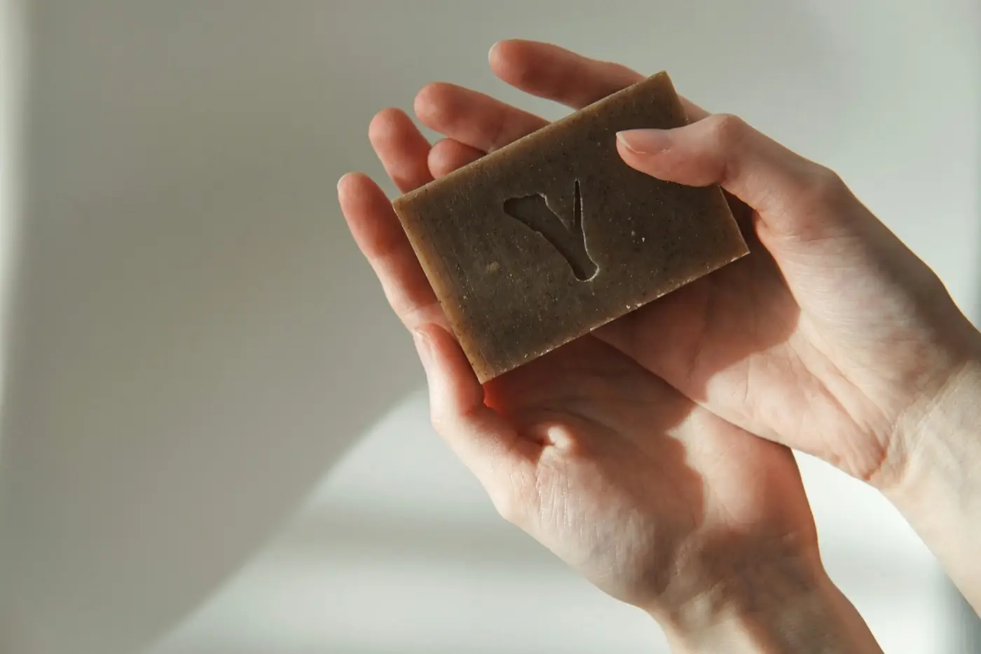 Fertig verpackte Schachtel auf einer Hand