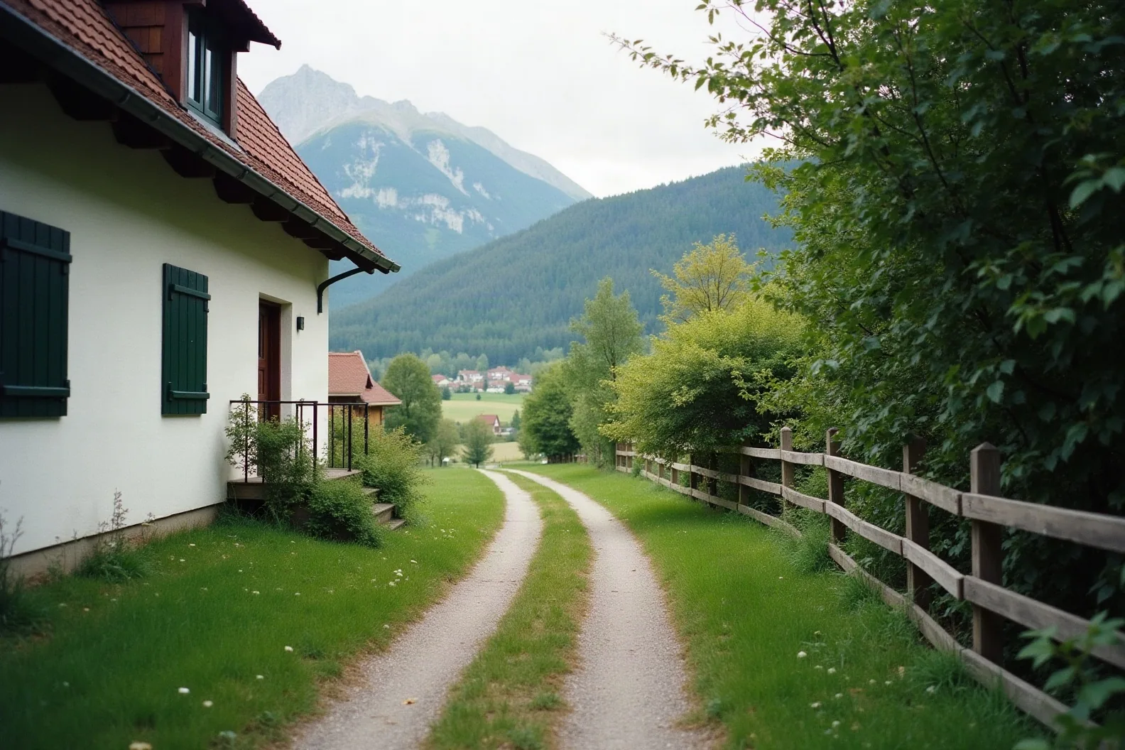 Feldweg am Ortsrand mit Blick auf die Berge