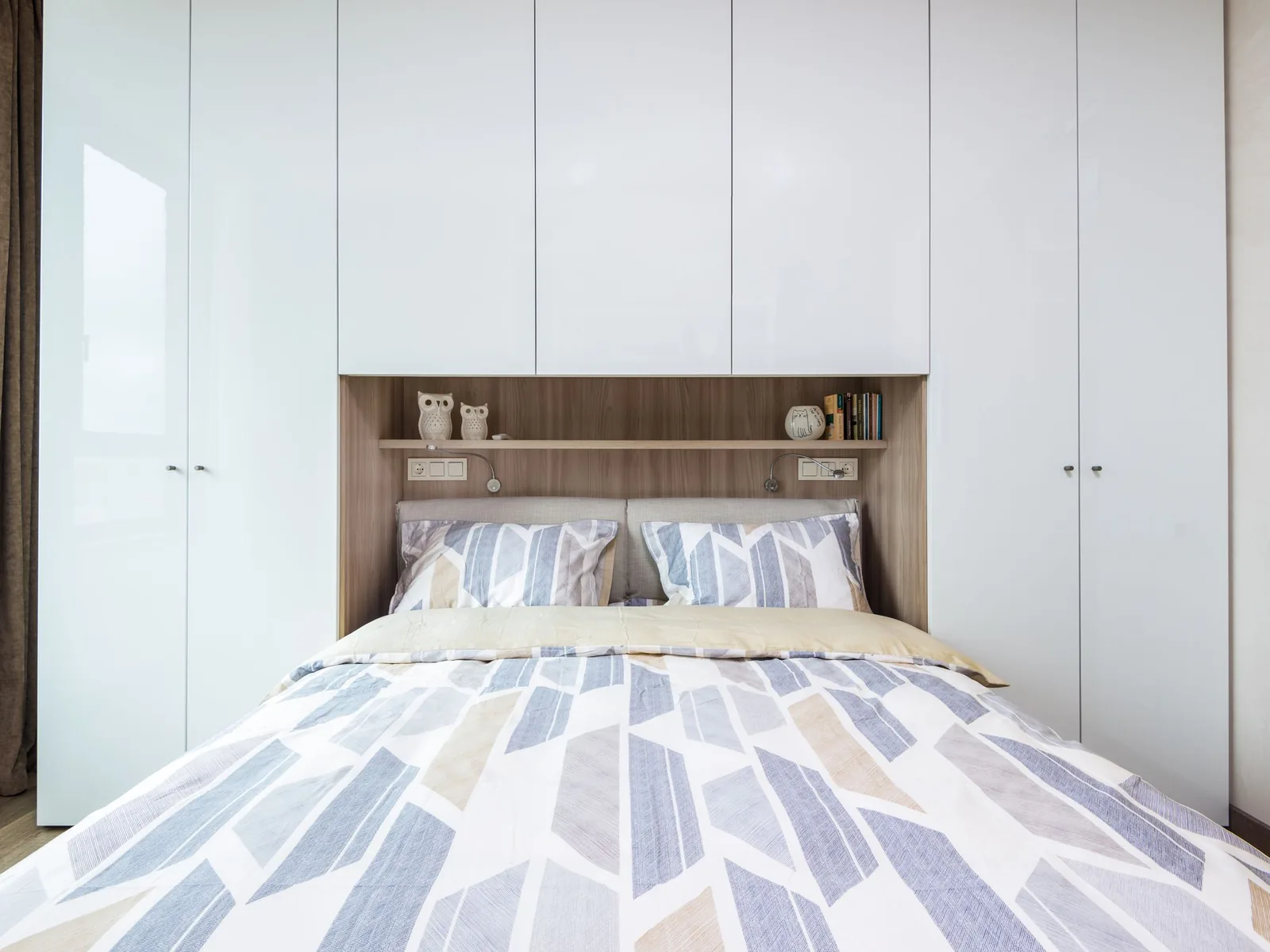 Einbauschränke bis zur Decke rund um ein Doppelbett