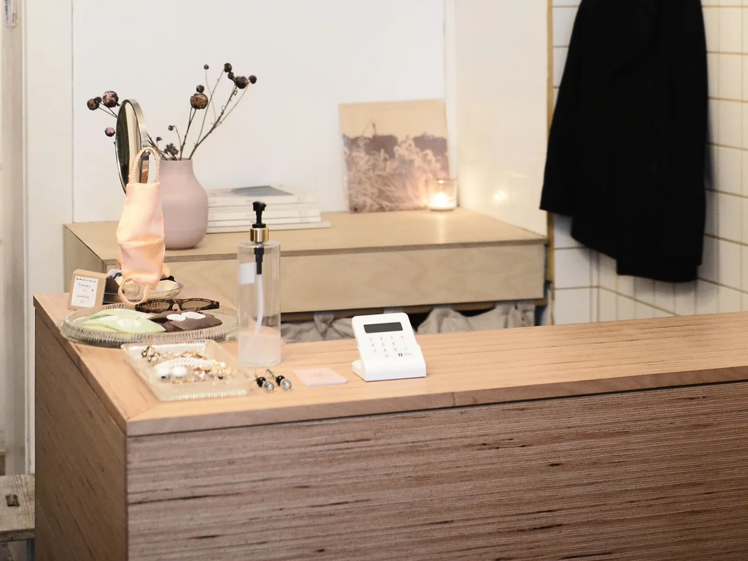 Counter in light wood with a till